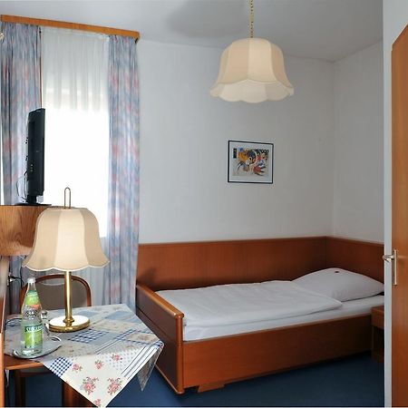 Hotel Gruener Baum Pommersfelden Екстер'єр фото