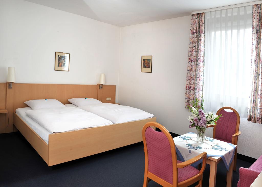 Hotel Gruener Baum Pommersfelden Екстер'єр фото