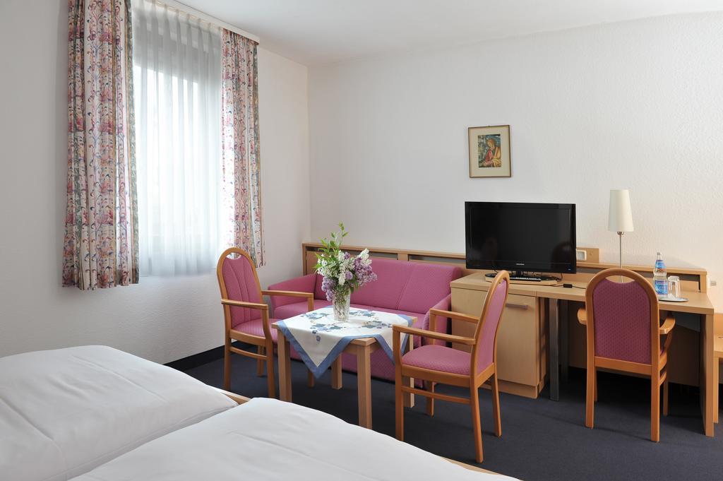Hotel Gruener Baum Pommersfelden Екстер'єр фото