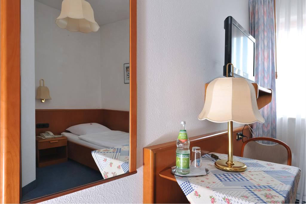 Hotel Gruener Baum Pommersfelden Екстер'єр фото