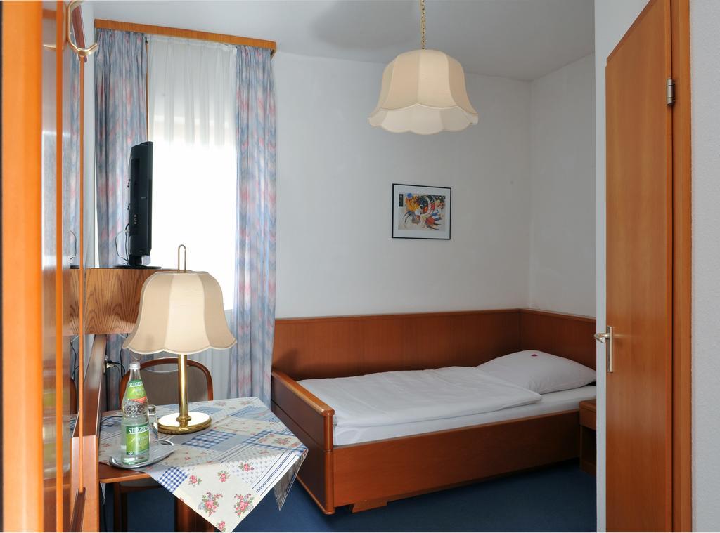 Hotel Gruener Baum Pommersfelden Екстер'єр фото