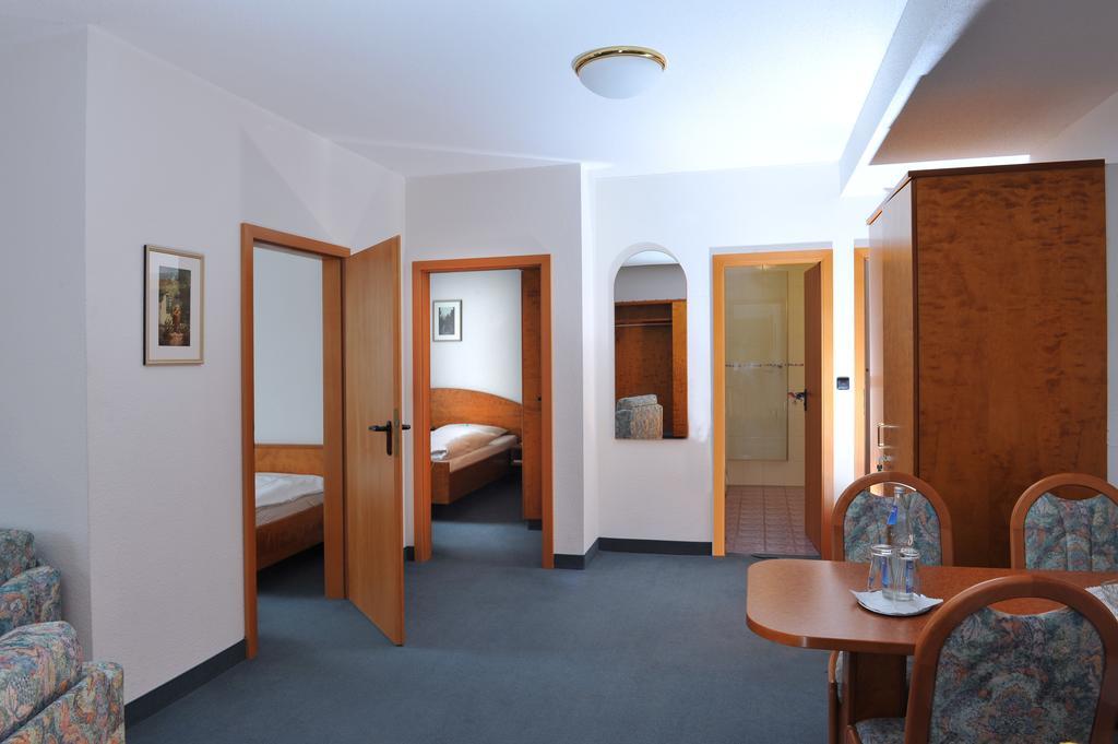 Hotel Gruener Baum Pommersfelden Екстер'єр фото