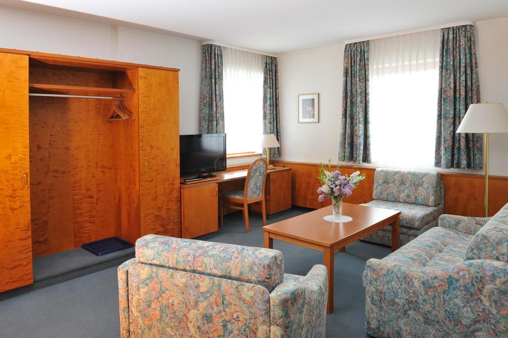 Hotel Gruener Baum Pommersfelden Екстер'єр фото