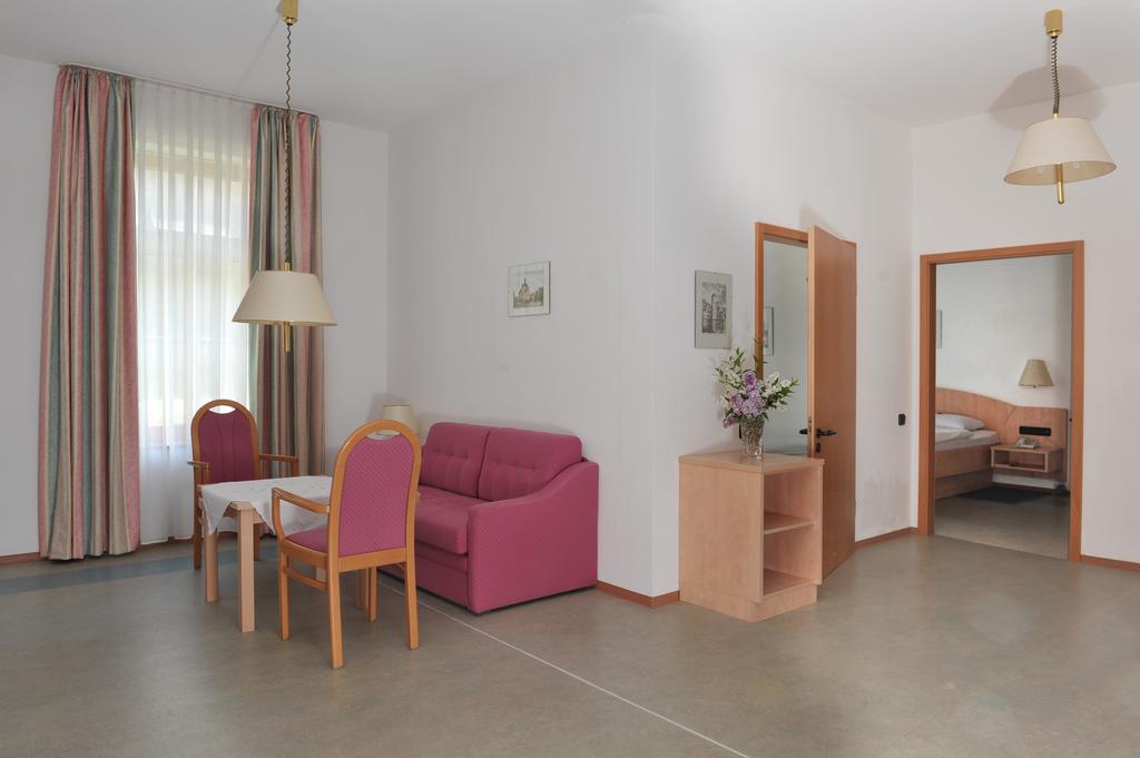 Hotel Gruener Baum Pommersfelden Екстер'єр фото