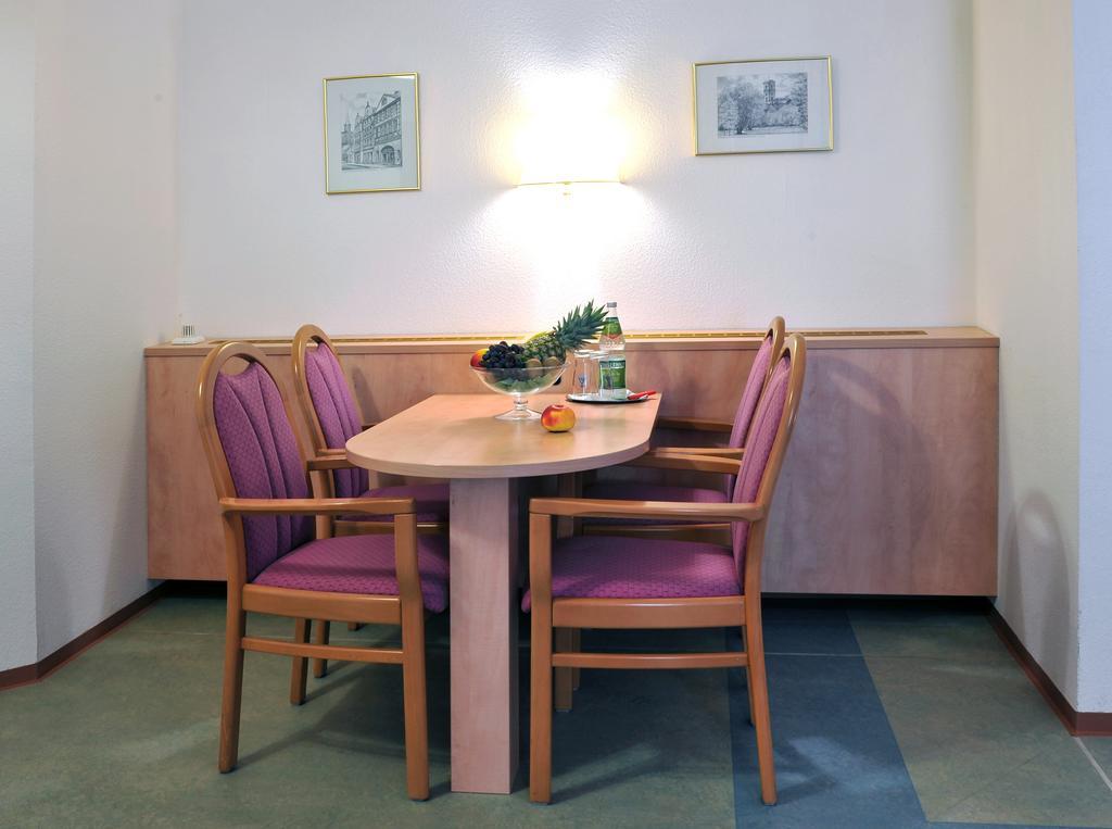 Hotel Gruener Baum Pommersfelden Екстер'єр фото