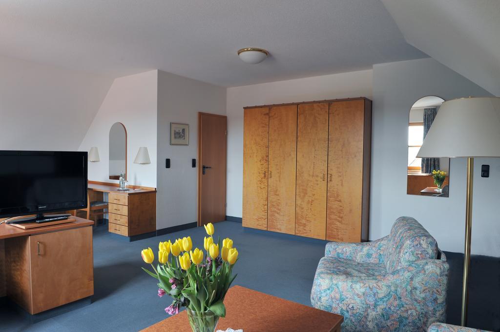 Hotel Gruener Baum Pommersfelden Екстер'єр фото
