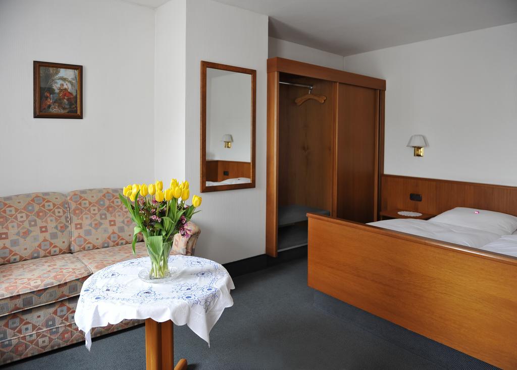 Hotel Gruener Baum Pommersfelden Екстер'єр фото