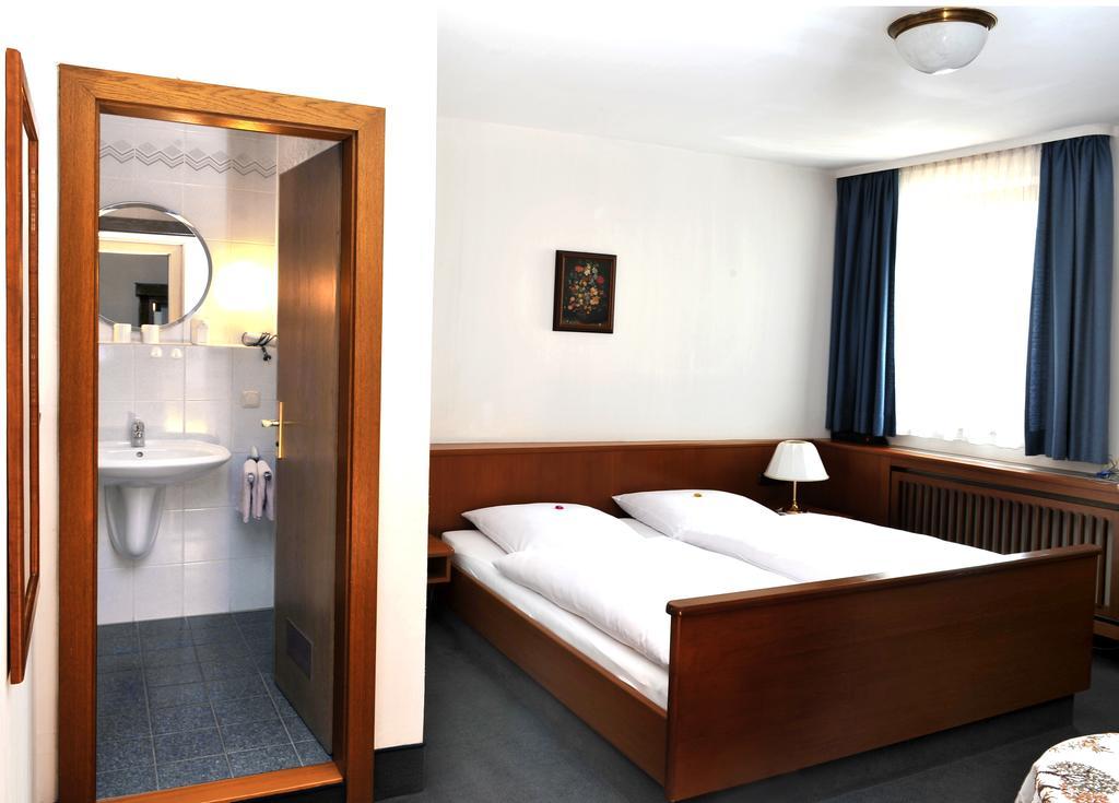 Hotel Gruener Baum Pommersfelden Екстер'єр фото