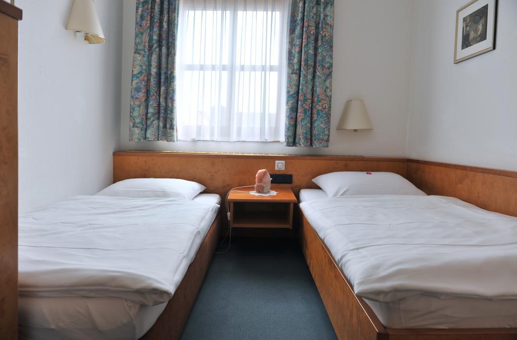 Hotel Gruener Baum Pommersfelden Екстер'єр фото